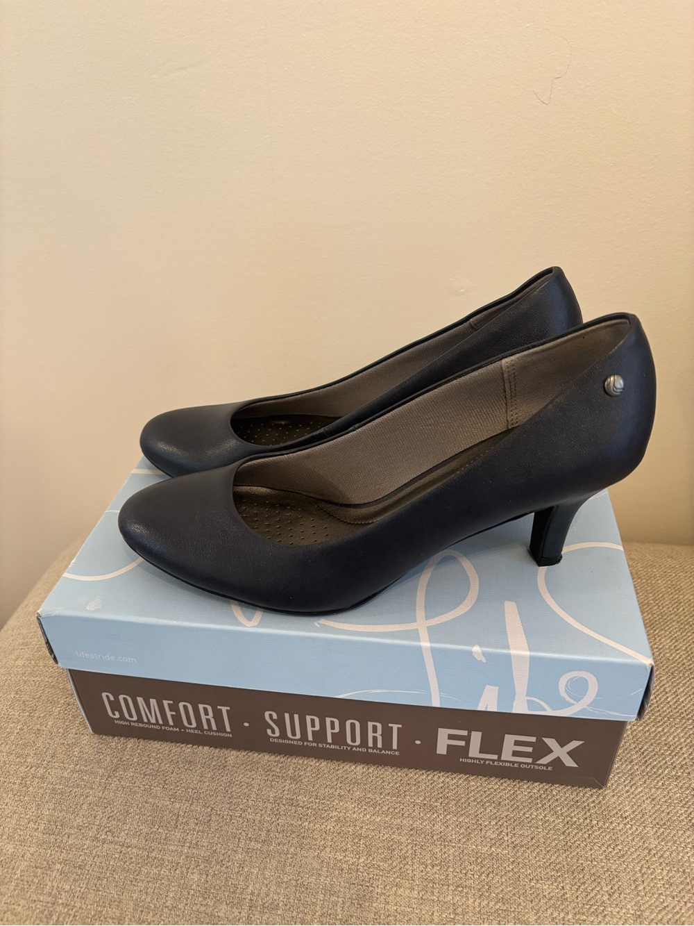 Lifestride Soft System Parigi Navy Faux Leather Pumps 2.5” Heels Women’s 9M